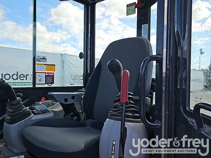 2022-deere-35g-image-30