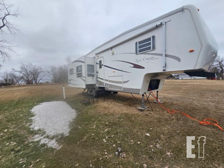 2006-river-canyon-5th-wheel-camper-image-2