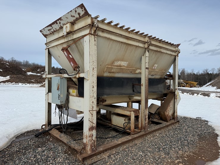 #2210-•-fabtek-14'x96"x128"-feeder-bin-image-5