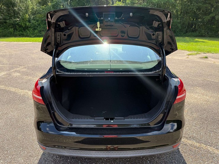 2017-ford-focus-4-door-sedan-(42,593-miles)-image-7