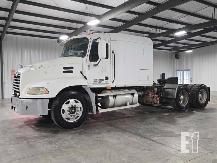 2004-mack-vision-cx613-image-1