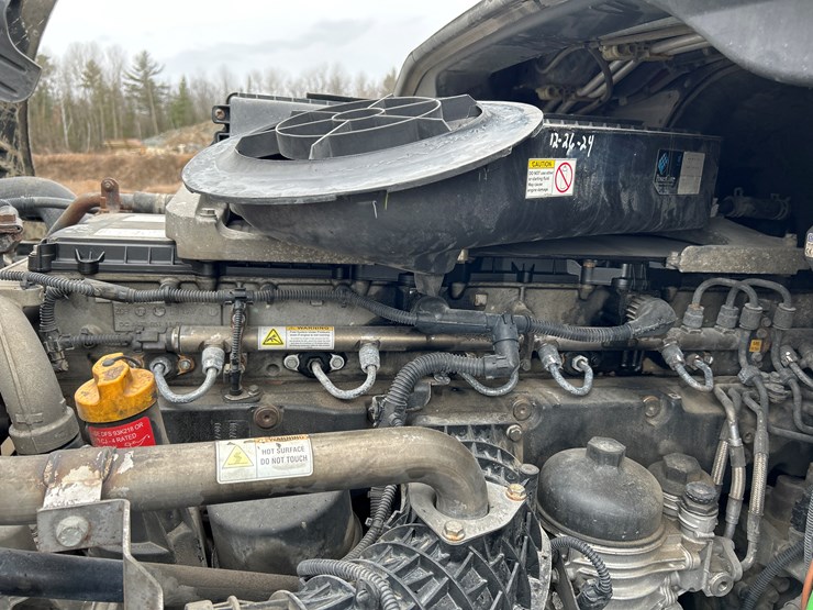 2017-massey-ferguson-8-image-52