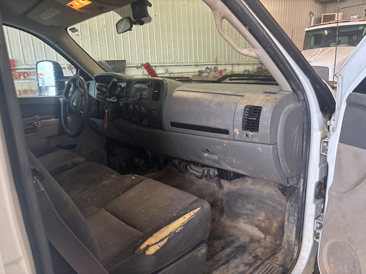 2013-chevrolet-3500-image-42