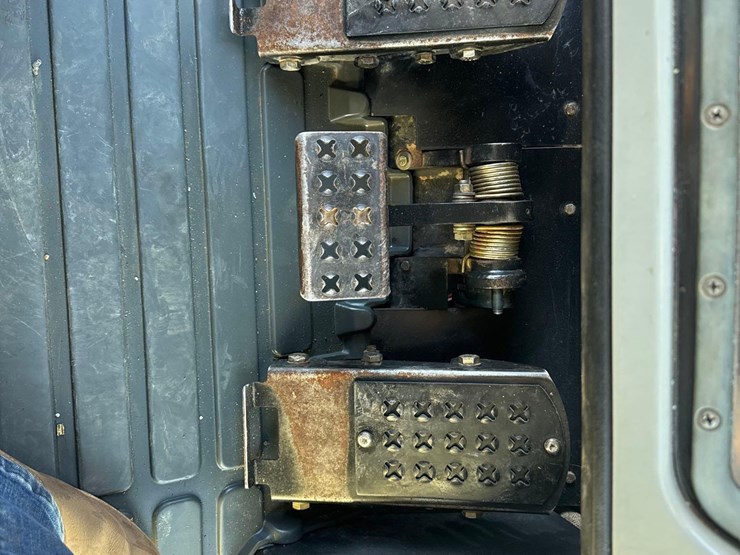 2008-caterpillar-953d-image-21