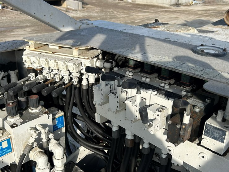 #2237-•-2006-mack-tri-axle-concrete-placement-truck-image-34