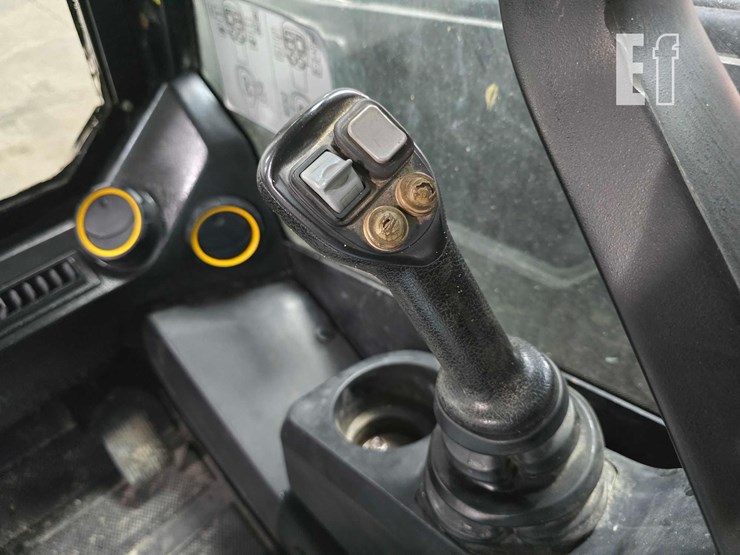 2022-jcb-3ts-8t-image-15