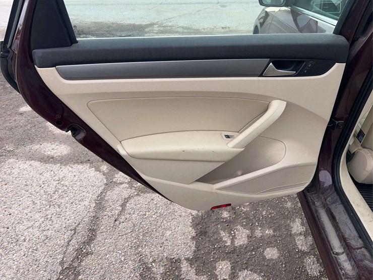 2014-volkswagen-passat-tdi-image-56