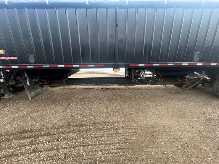 seller-#43.--2011-magnum-mfg.-40’-fertilizer-tender,-self-contained-power-pack-on-the-trailer.--don’t-need-wet-kit-to-run.-image-4