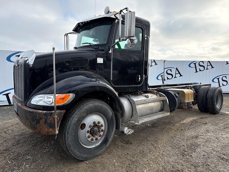 2015-peterbilt-337-image-1