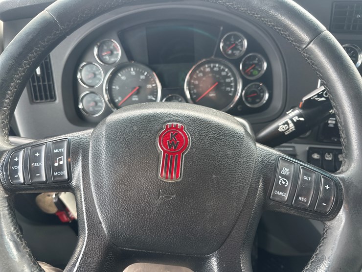 2020-kenworth-t680-image-41