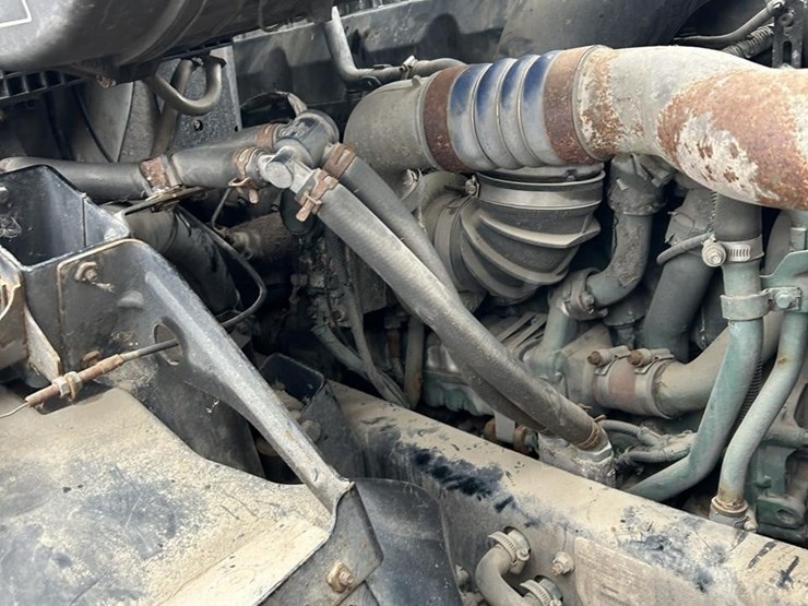 2015-volvo-vnl62t630-image-47