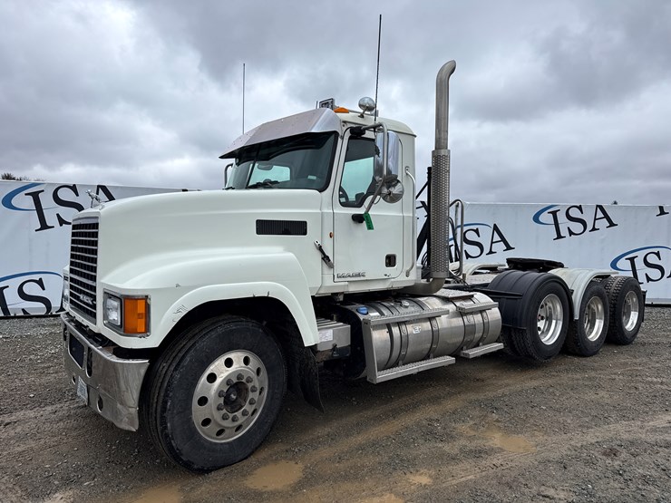 2014-massey-ferguson-8-image-1