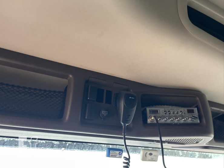 2015-volvo-vnl62t630-image-40