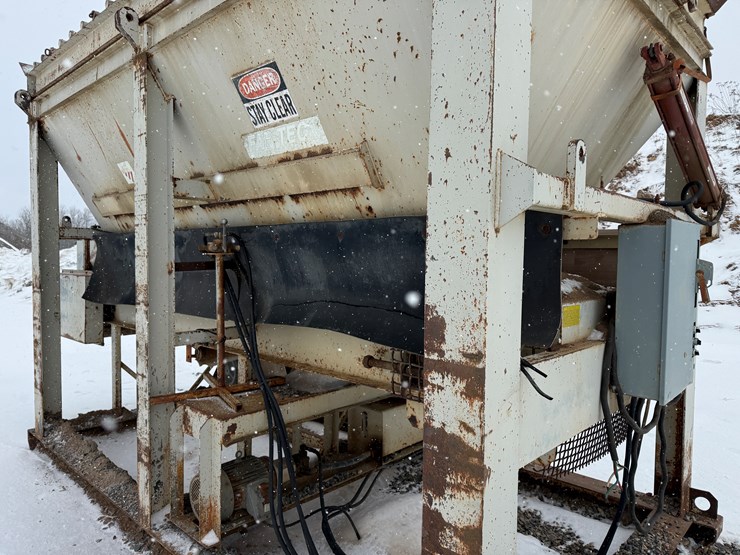 #2210-•-fabtek-14'x96"x128"-feeder-bin-image-36