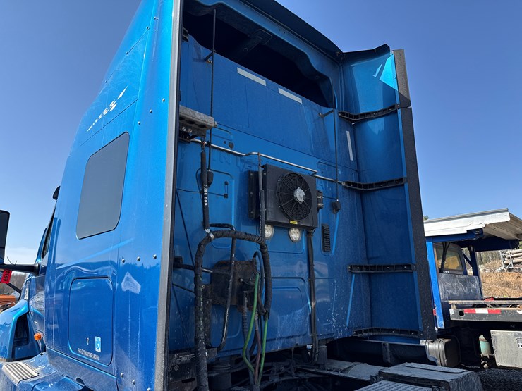 #2199-•-2020-international-a26-sleeper-cab-truck-tractor-image-19