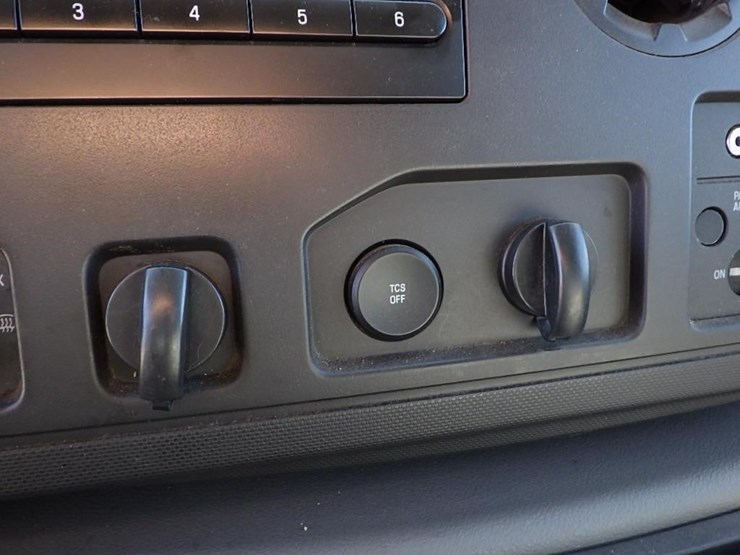 2013-ford-cargo-image-33