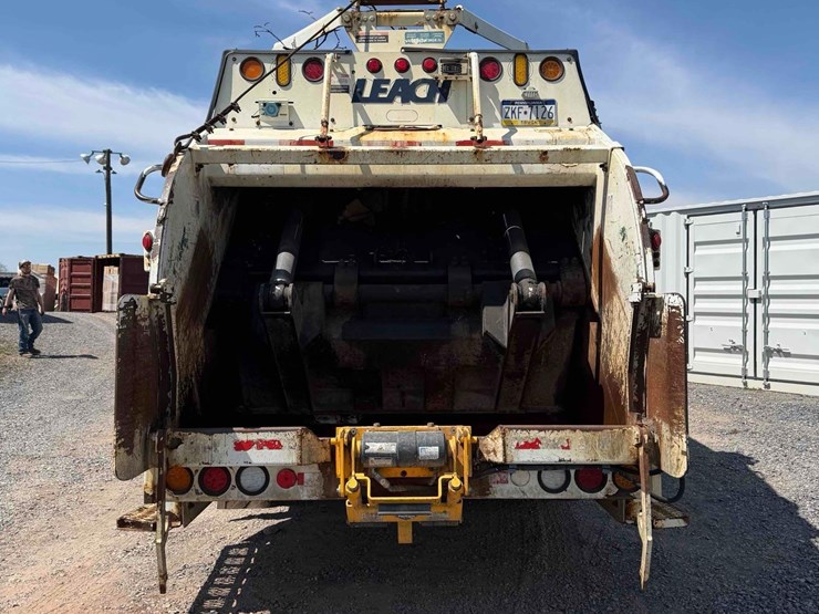2018-freightliner-tandem-axle-trash-truck-image-4
