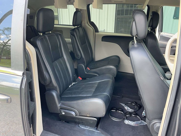 2012-chrysler-town-&-country-image-20