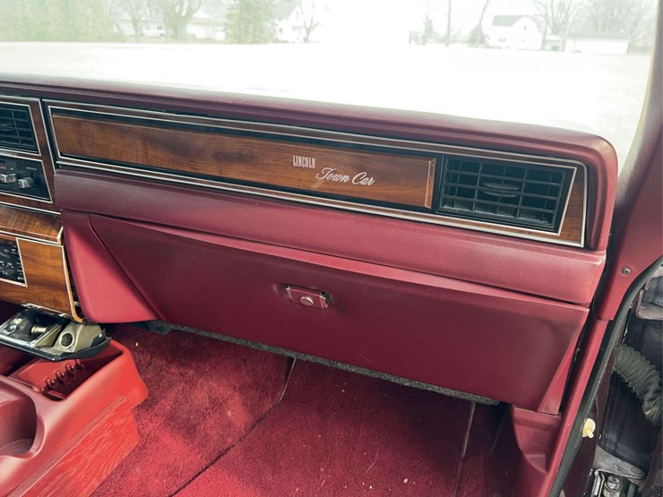 1989-lincoln-town-car-image-74
