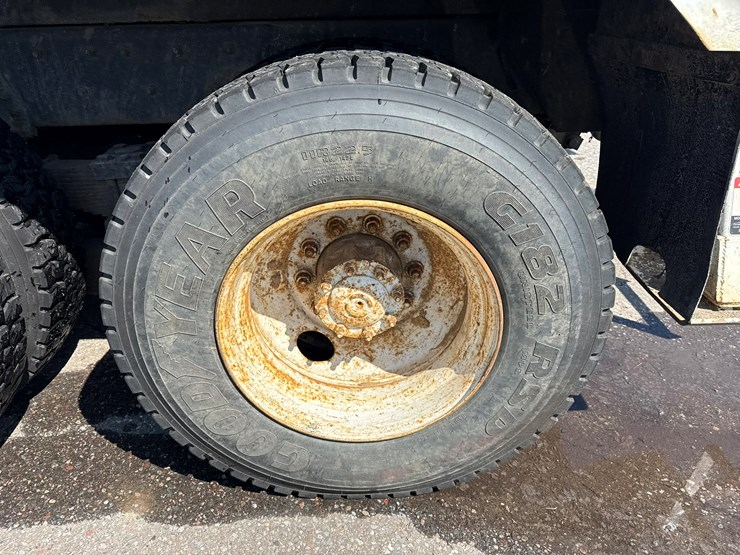 2002-freightliner-fl80-image-62