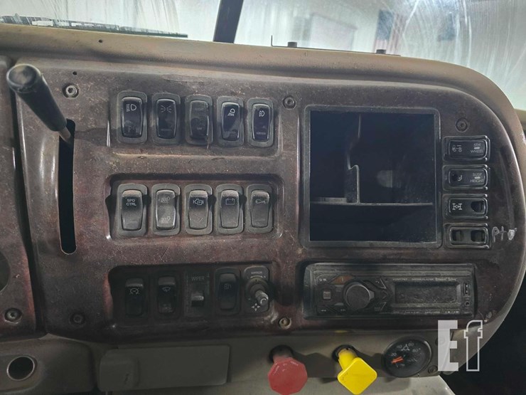 2004-mack-vision-cx613-image-14