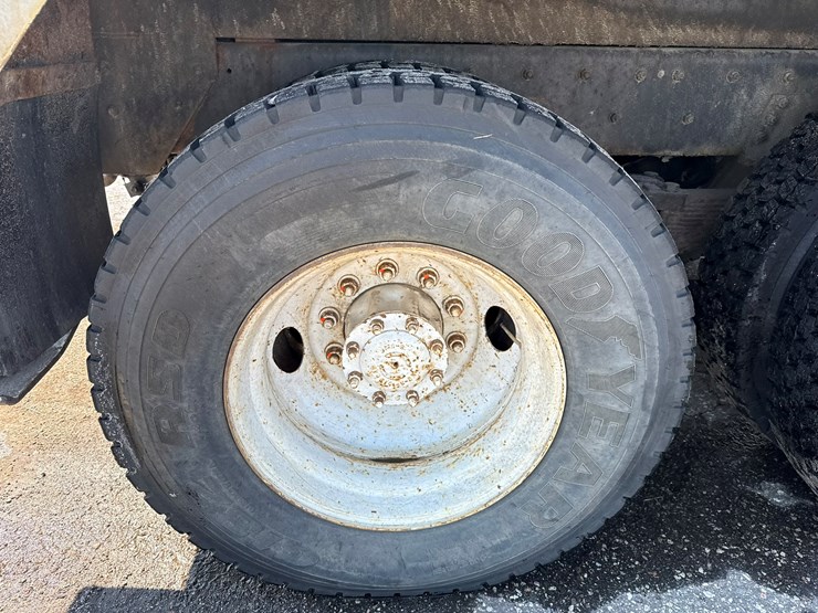 2002-freightliner-fl80-image-64