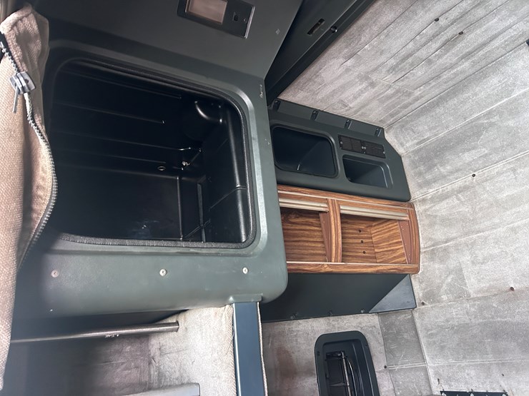 2000-peterbilt-379-image-59