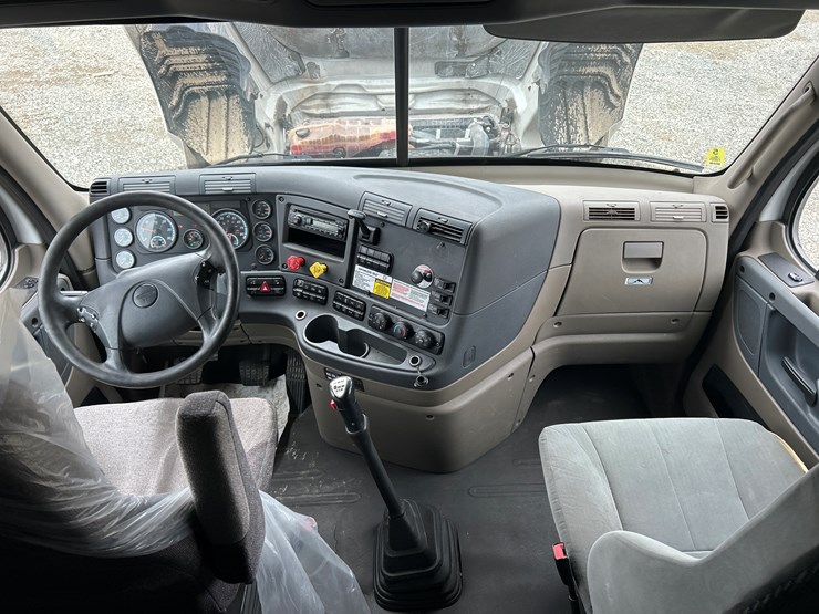 2017-massey-ferguson-8-image-78