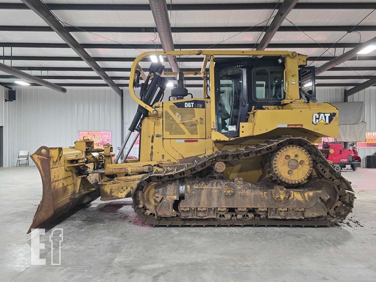 2011-caterpillar-d6t-xw-image-5