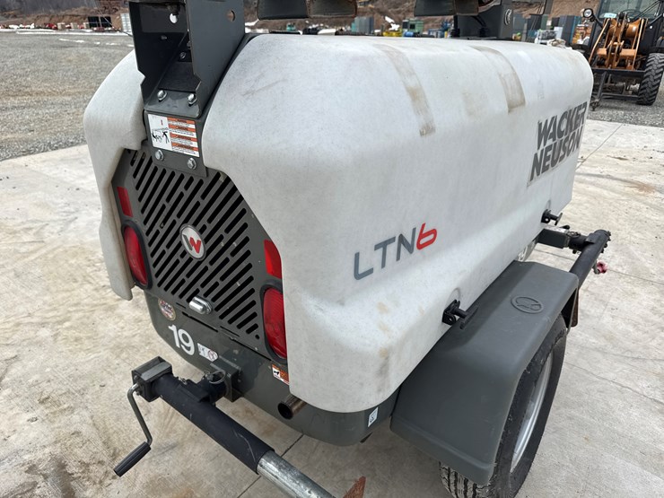 2015-massey-ferguson-8-image-18