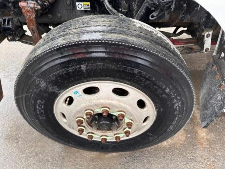 2008-peterbilt-335-image-41