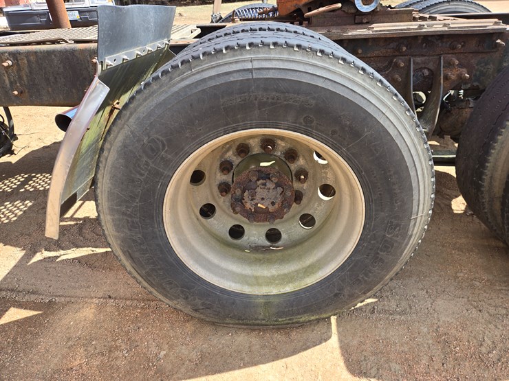 #1515-•-2005-international-9400i6x4-sleeper-cab-truck-tractor-image-53