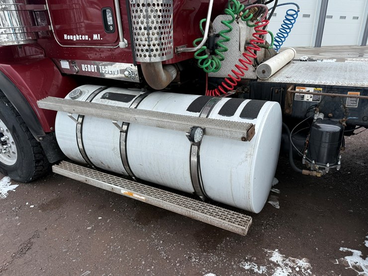 2011-kenworth-t800-image-16