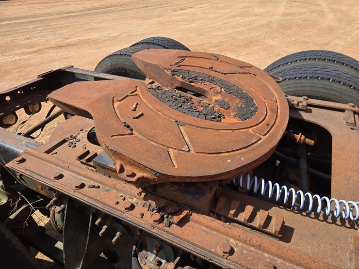 #1515-•-2005-international-9400i6x4-sleeper-cab-truck-tractor-image-28