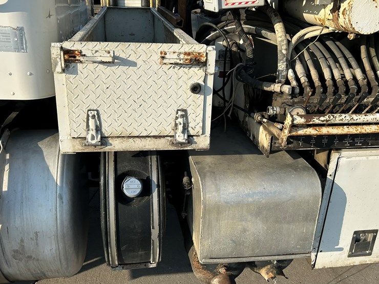 peterbilt-365-image-32