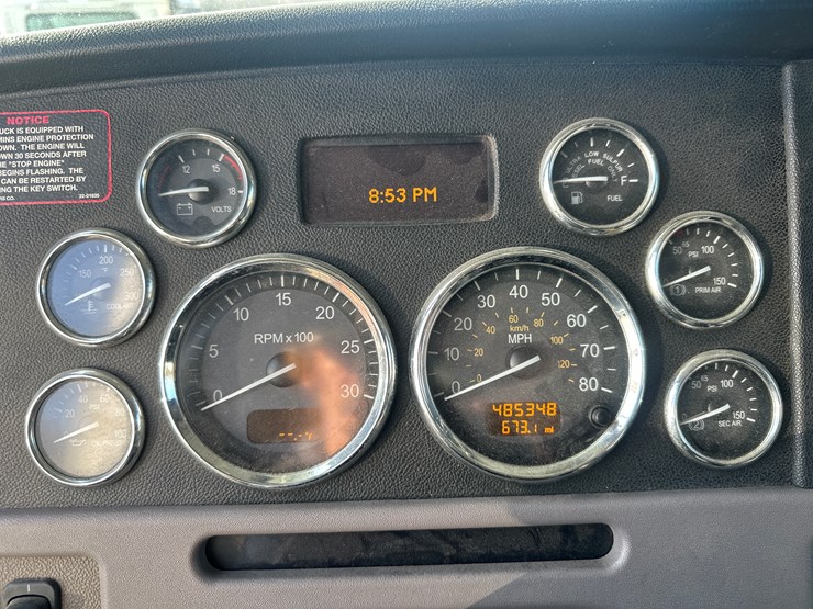 2013-peterbilt-365-image-37