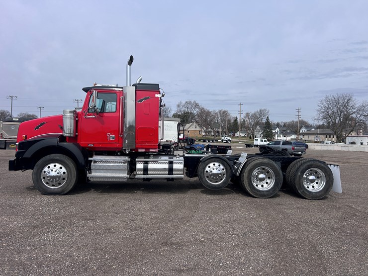 #1009-•-2012-western-star-conventional-4-sleeper-cab-truck-tractor-image-2