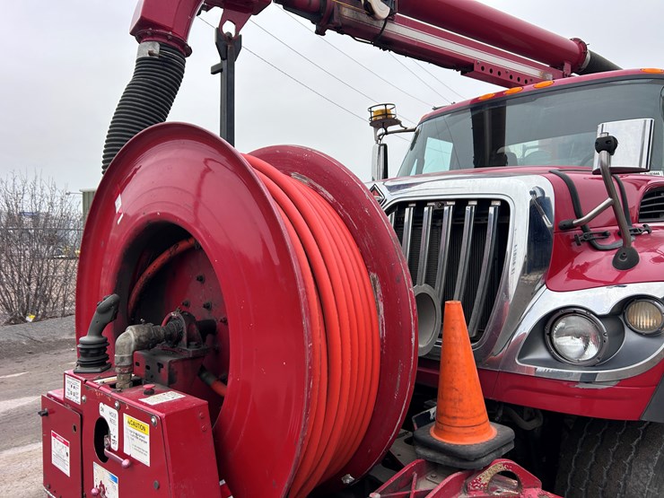 #1690-•-2013-international-7500-6x4-hydro-excavation-truck-image-10