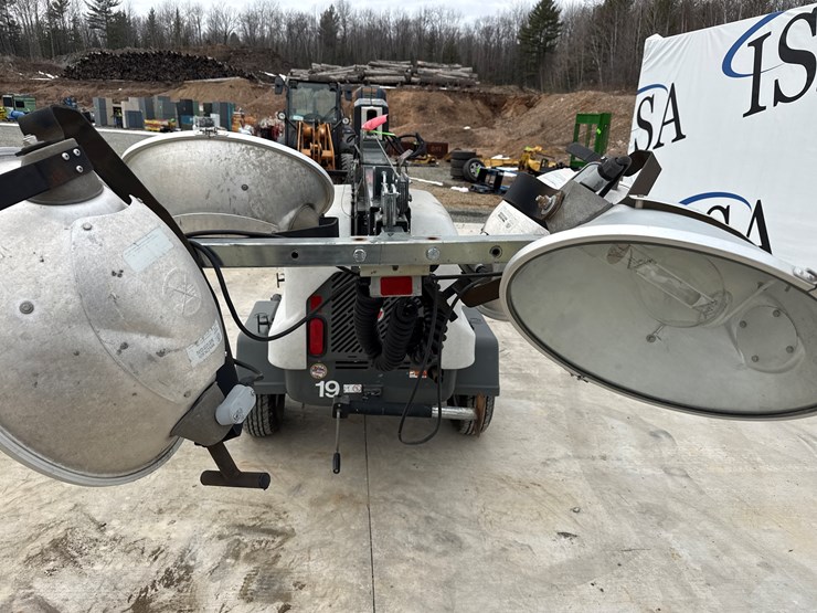 2015-massey-ferguson-8-image-15