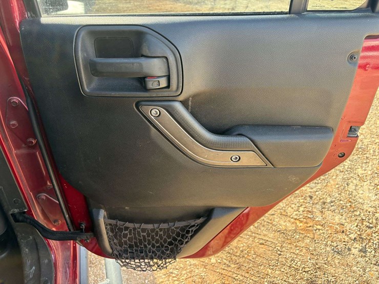 2013-jeep-wrangler-sport-image-19