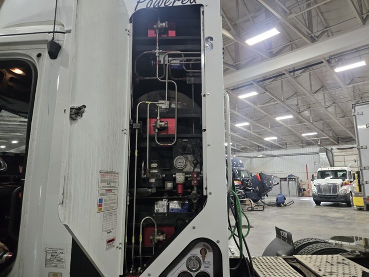 #2298-•-2015-freightliner-cascadia-day-cab-truck-tractor-image-23