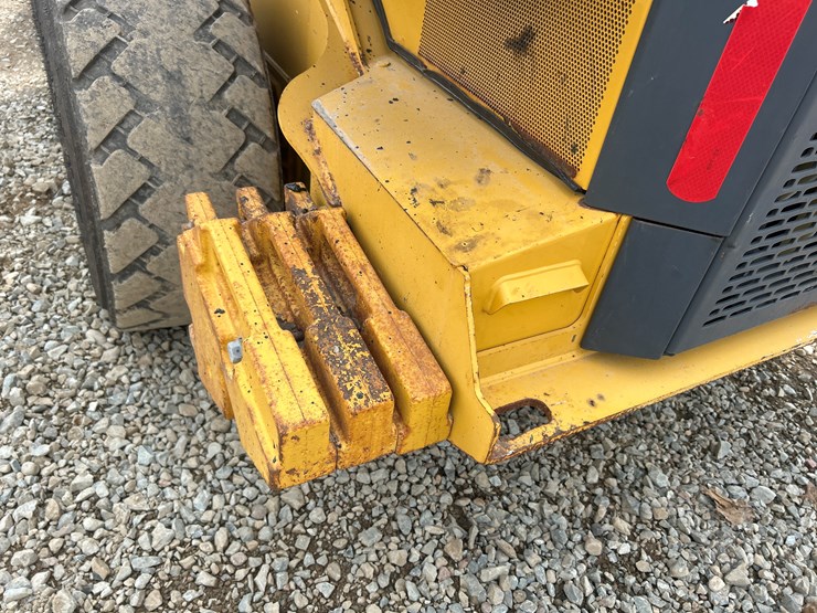 2020-deere-332g-image-30