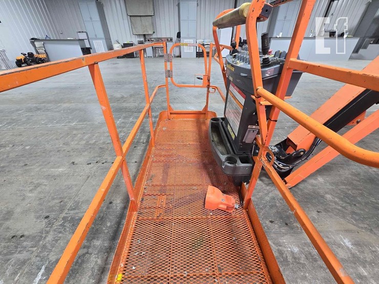 2019-jlg-460sj-image-9