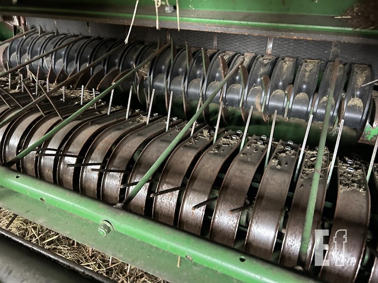 2011-john-deere-568-image-33