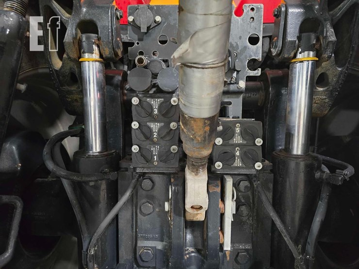 2017-case-ih-magnum-340-image-11