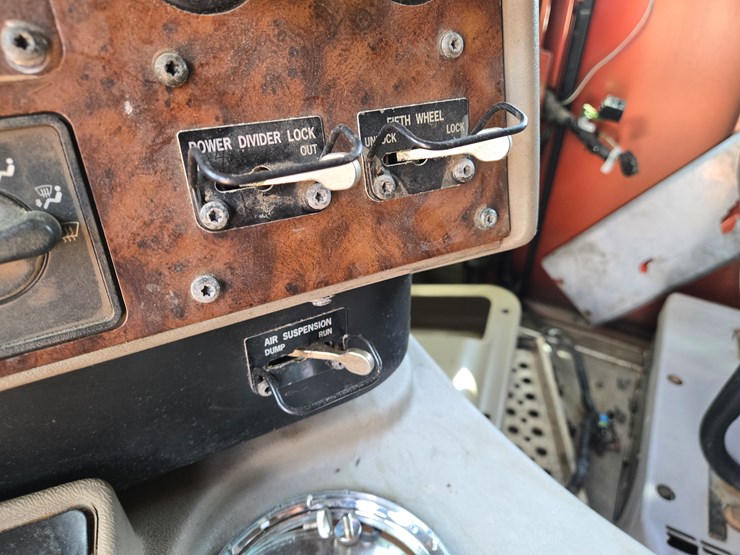 #1515-•-2005-international-9400i6x4-sleeper-cab-truck-tractor-image-48