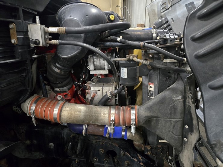 #2298-•-2015-freightliner-cascadia-day-cab-truck-tractor-image-49