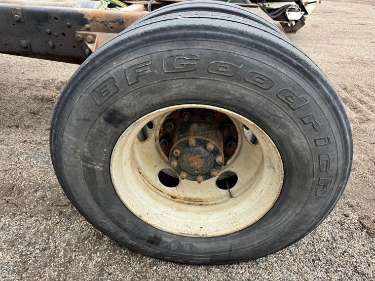 2005-gmc-t7500-image-53