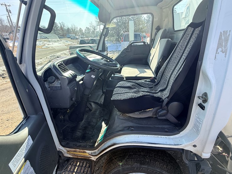 2004-isuzu-npr-image-39