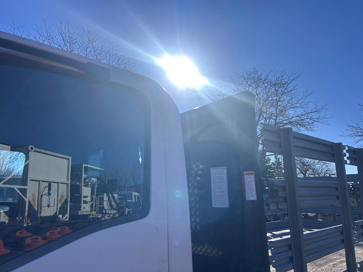 2013-isuzu-npr-image-12